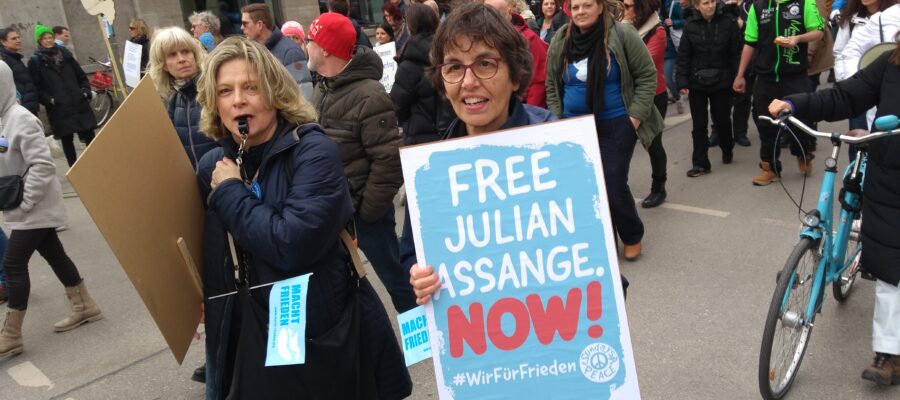 "Free Julian Assange NOW"-Plakat auf Demo in München